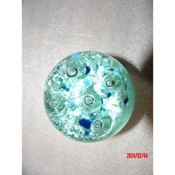 LIGHT BLUE CONTROLLED BUBBLE ROUND‎ PAPERWEIGHT - Picture 1 of 3